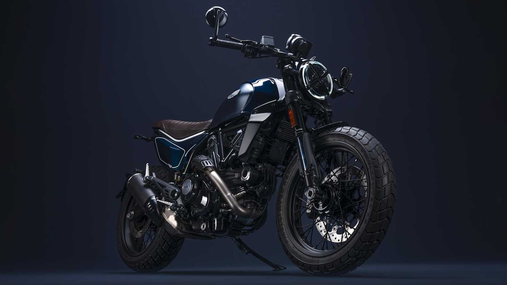 Frente direita três quartos da Ducati Scrambler Nightshift filmada em estúdio com iluminação escura e temperamental