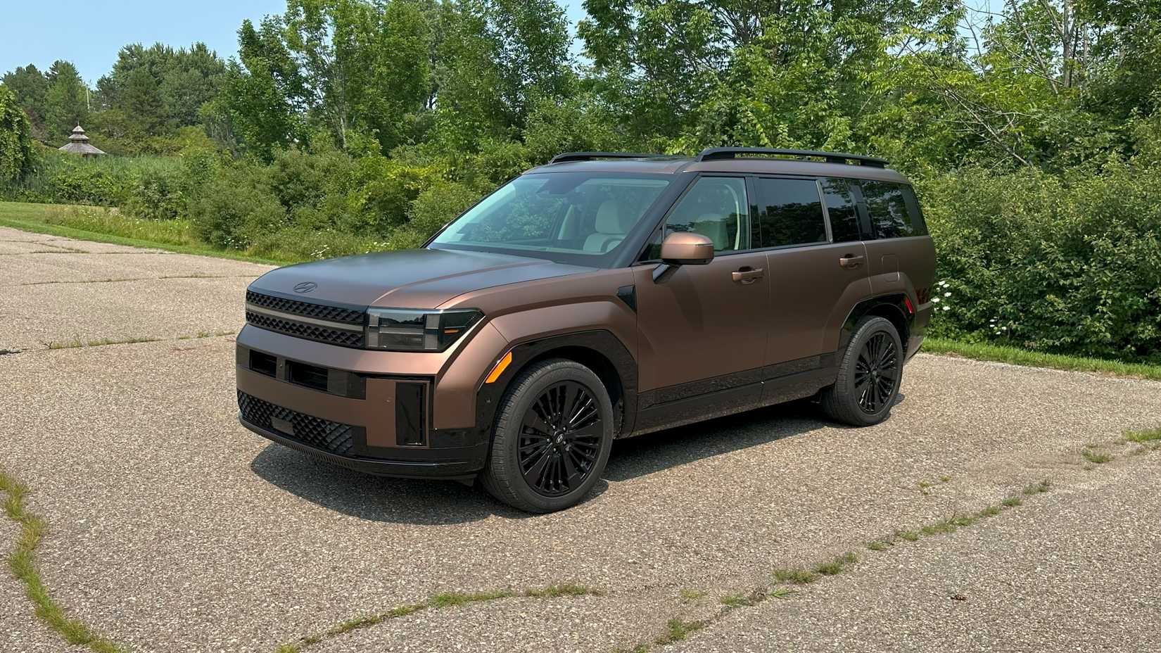 2025 Hyundai Santa Fe Hybrid -- Front Three-Quarter 04