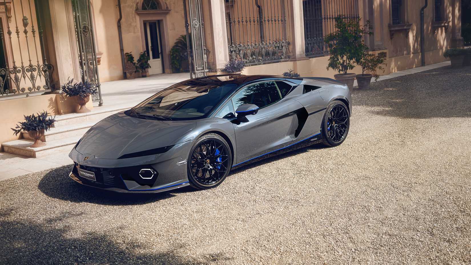 2025 Lamborghini Temerario Porto Cervo frente 3/4 tiro estacionado na estrada