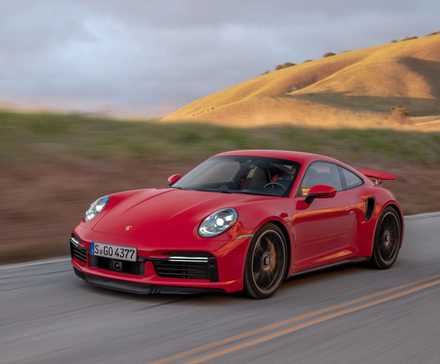2025 Porsche 911 S Guardas Vermelhos na estrada