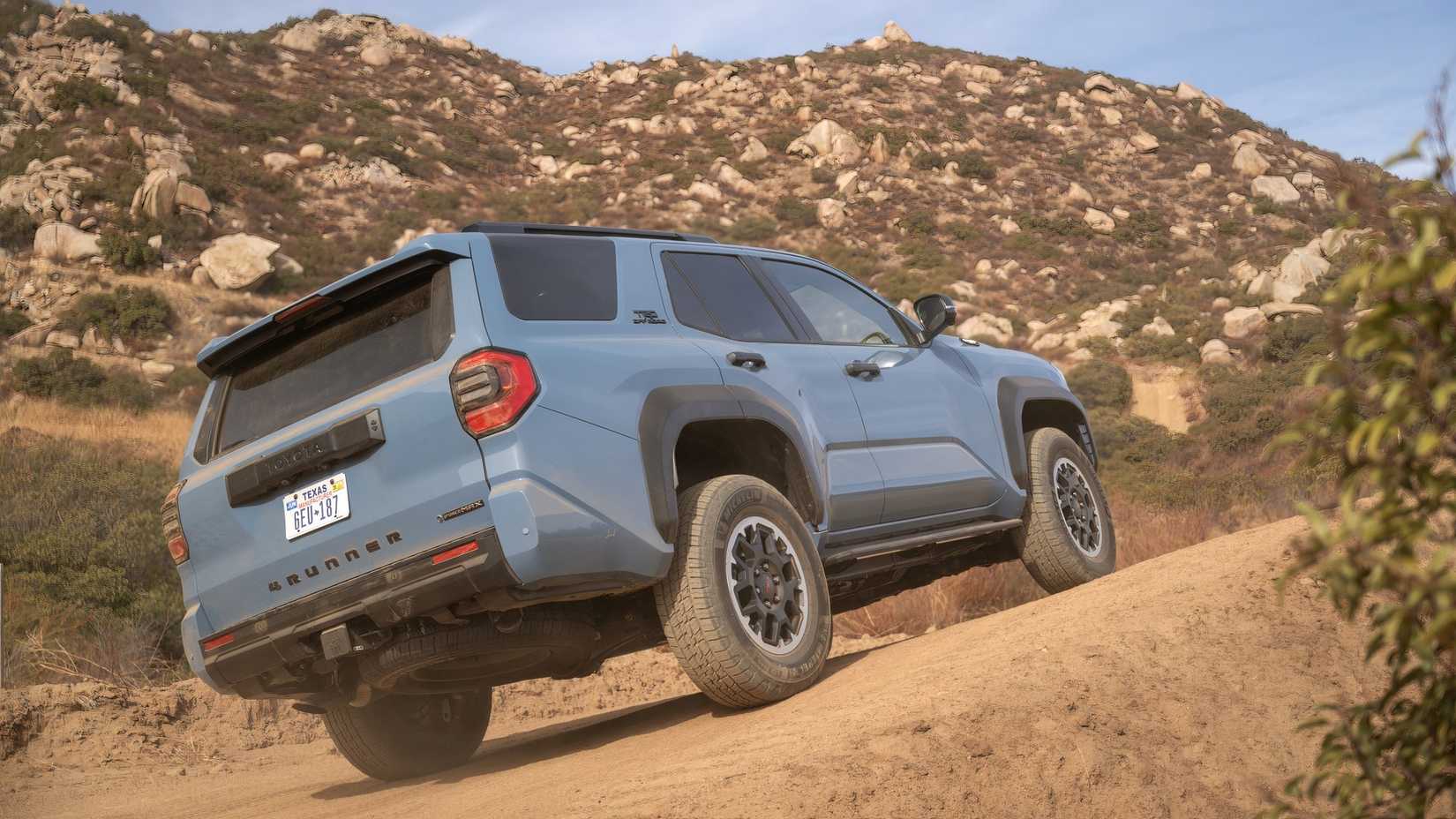 2025 Toyota 4Runner em azul sendo conduzido off-road
