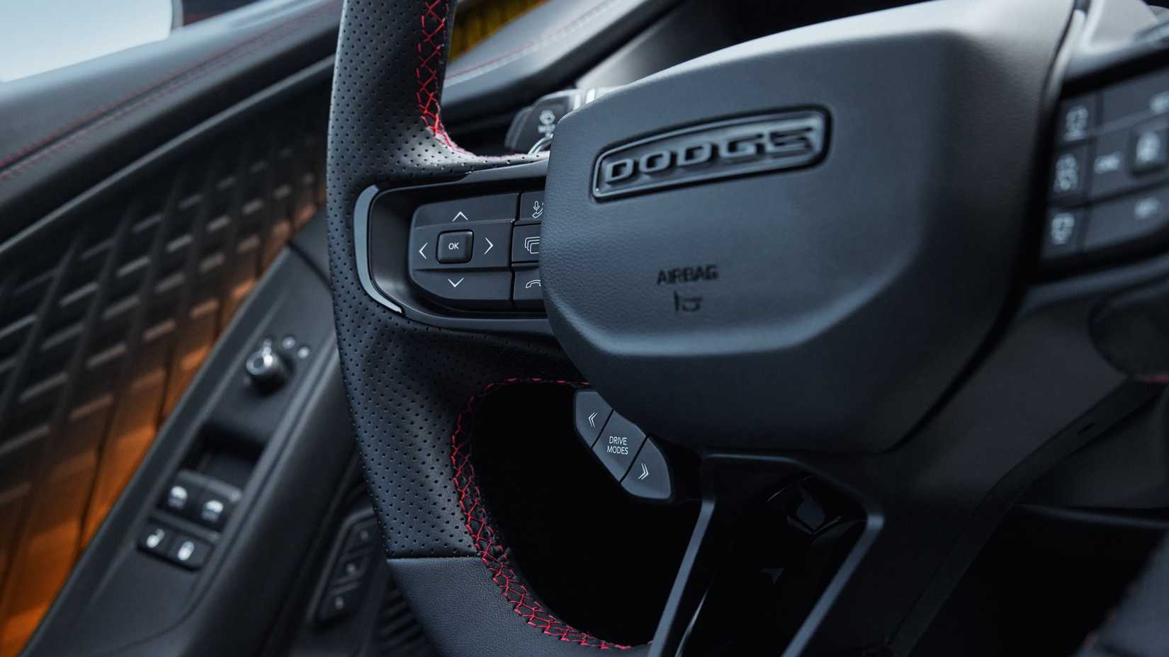 Foto interna do volante do Dodge Charger Scat Pack 2026