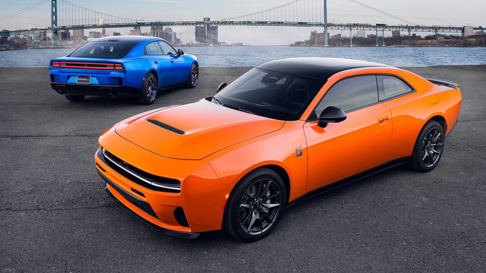 Pacote Dodge Charger Scat 2026 azul e laranja posando lado a lado