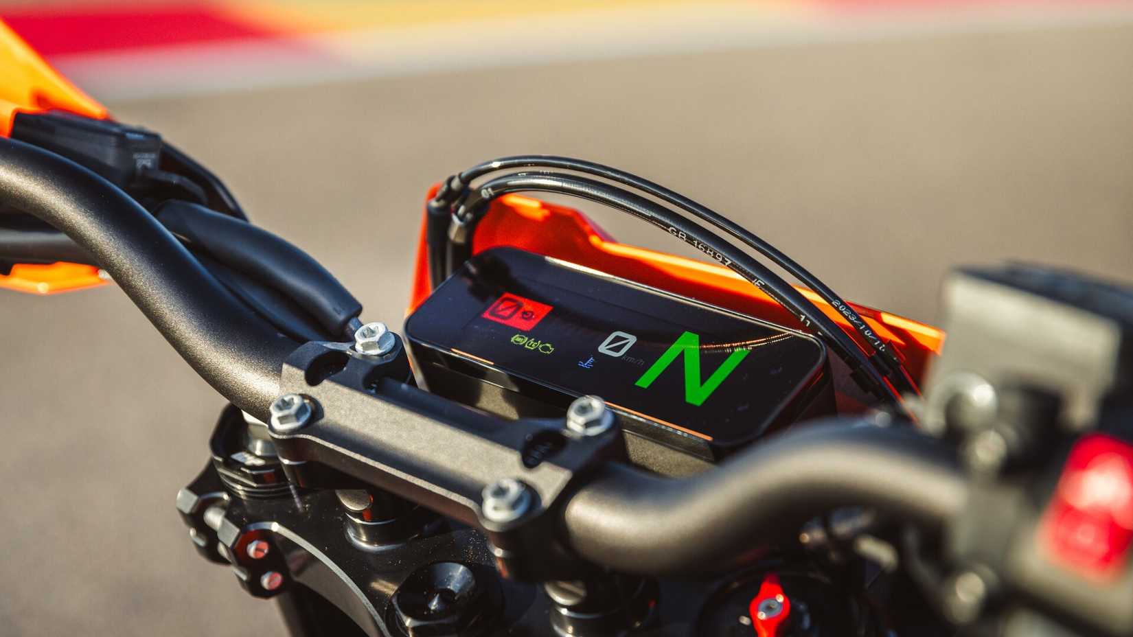 2026 KTM 690 SMC R TFT