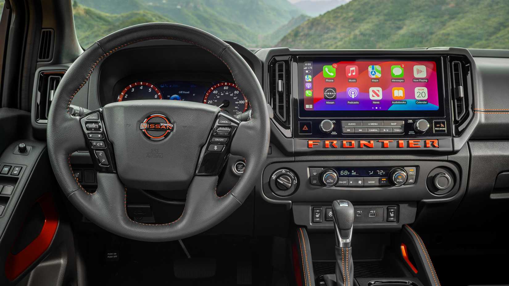 Foto do interior do Nissan Frontier Pro-4X 2026 mostrando a cabine do lado do motorista