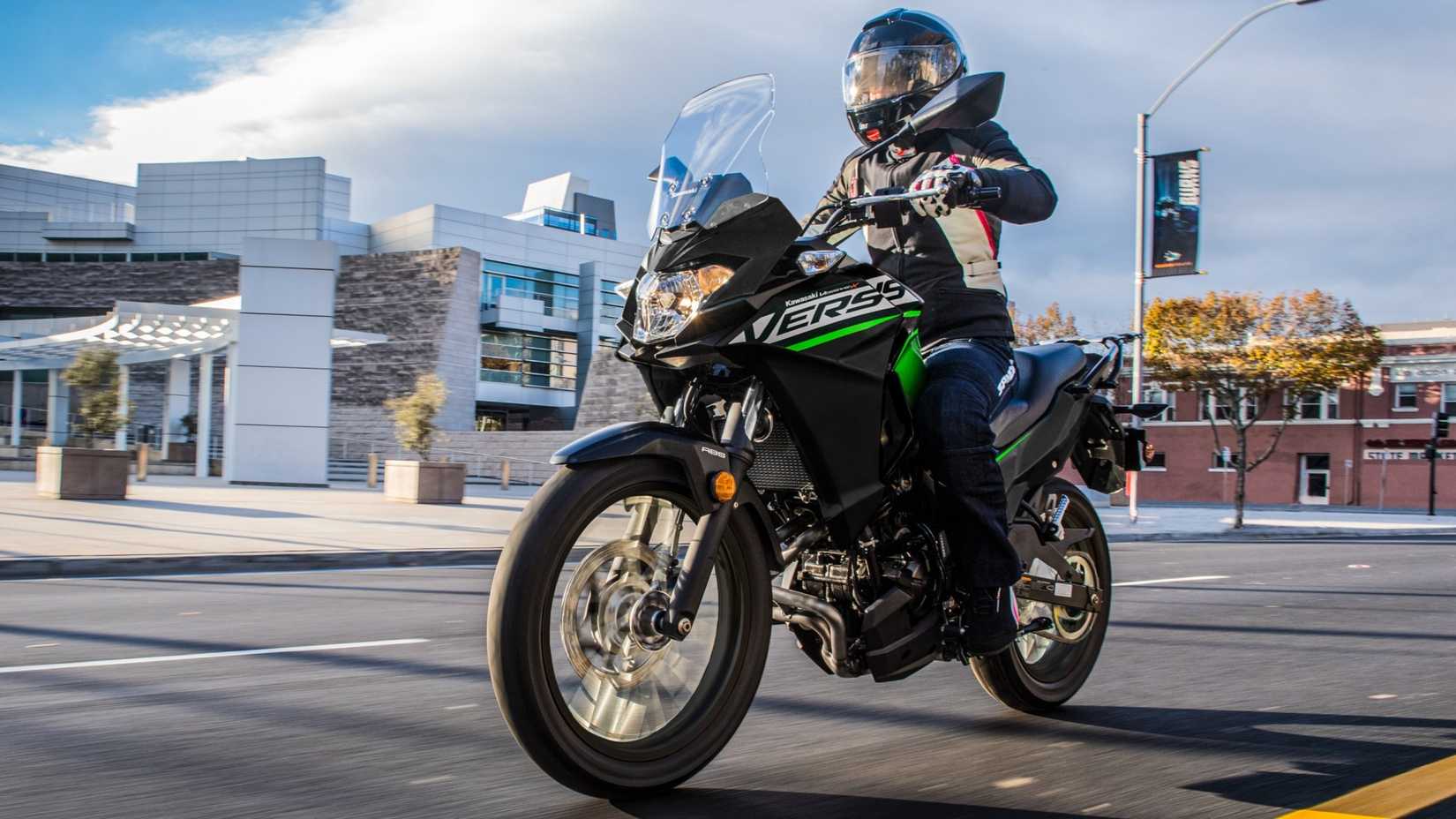 2025 Kawasaki Versys-X 300 ADV na frente da estrada da cidade, vista do terceiro quarto