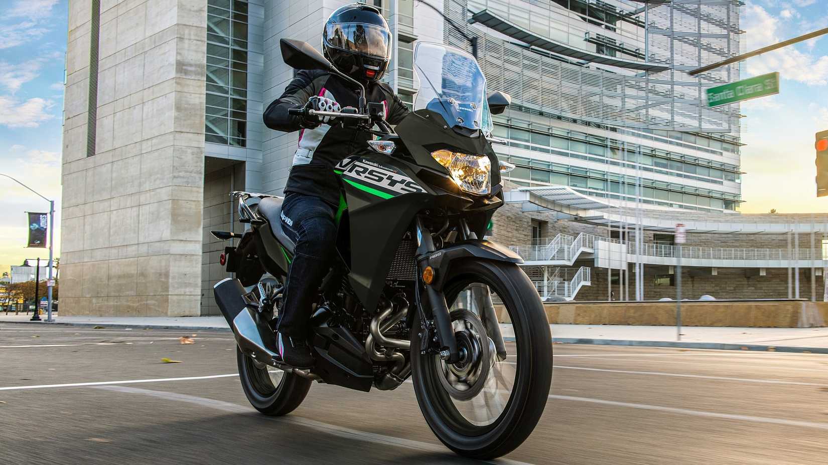 2025 Kawasaki Versys-X 300 ADV dimensões compactas tiro frontal do terceiro quarto