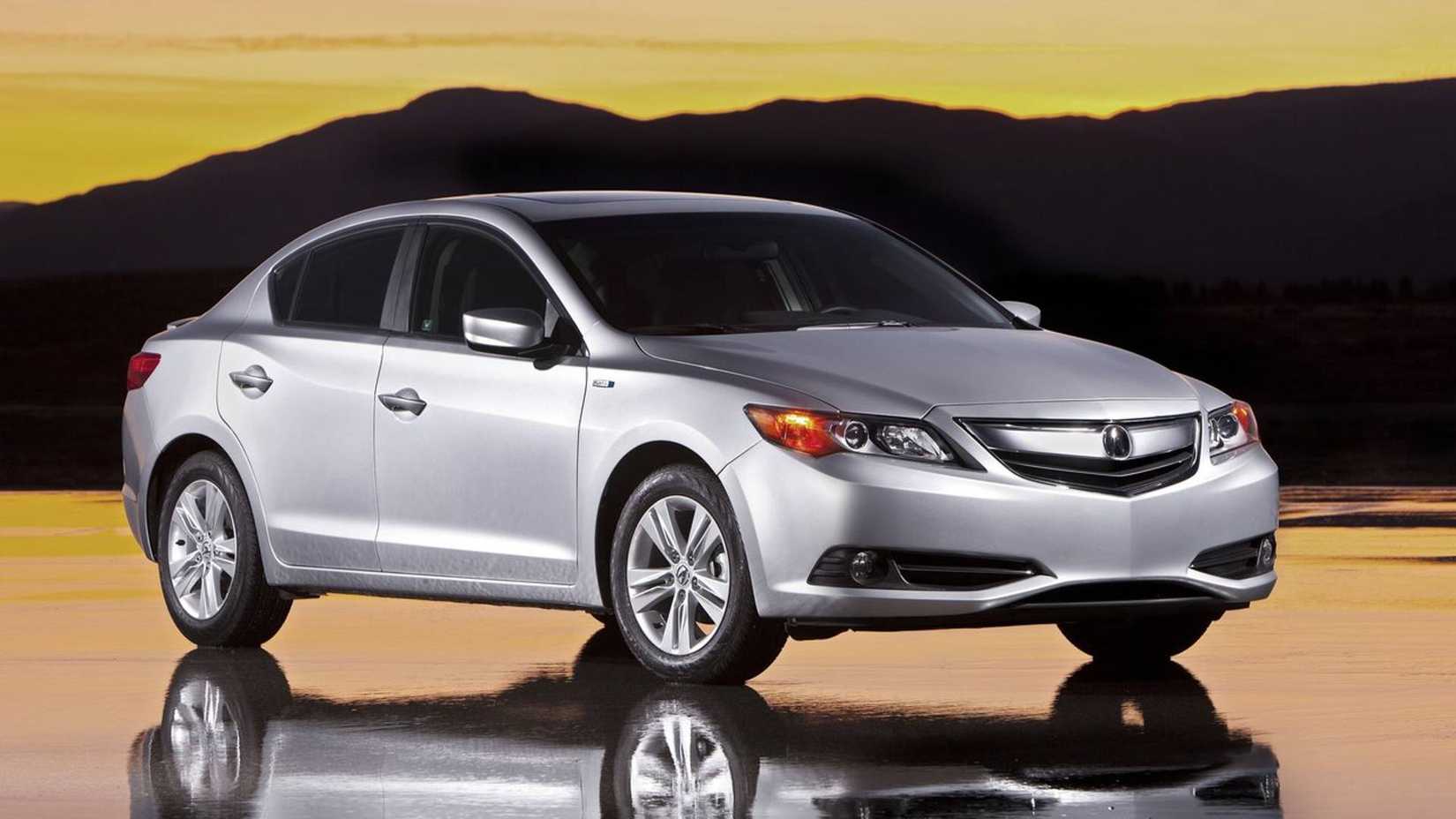 Front 3/4 view of the 2013 Acura ILX Hybrid