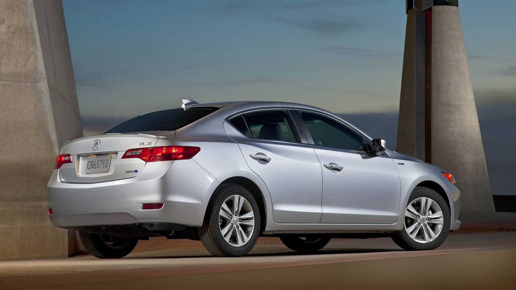 Vista traseira 3/4 do Acura ILX Hybrid 2013