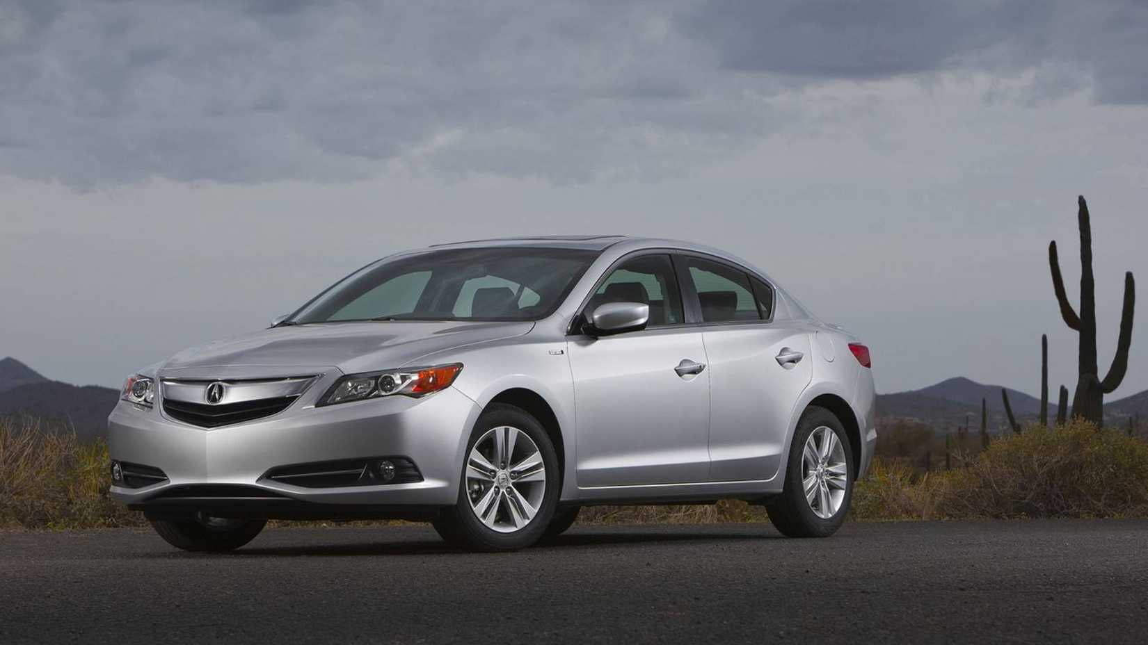 Vista frontal 3/4 do Acura ILX Hybrid 2013