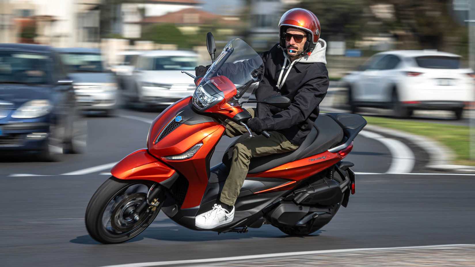 Piaggio BV 400 HPE Sport cornering