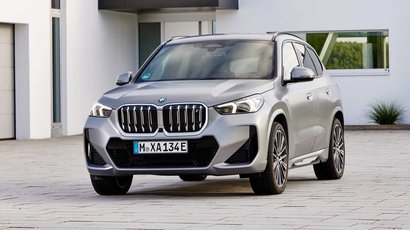 BMW iX1 xDrive30 front-quarter