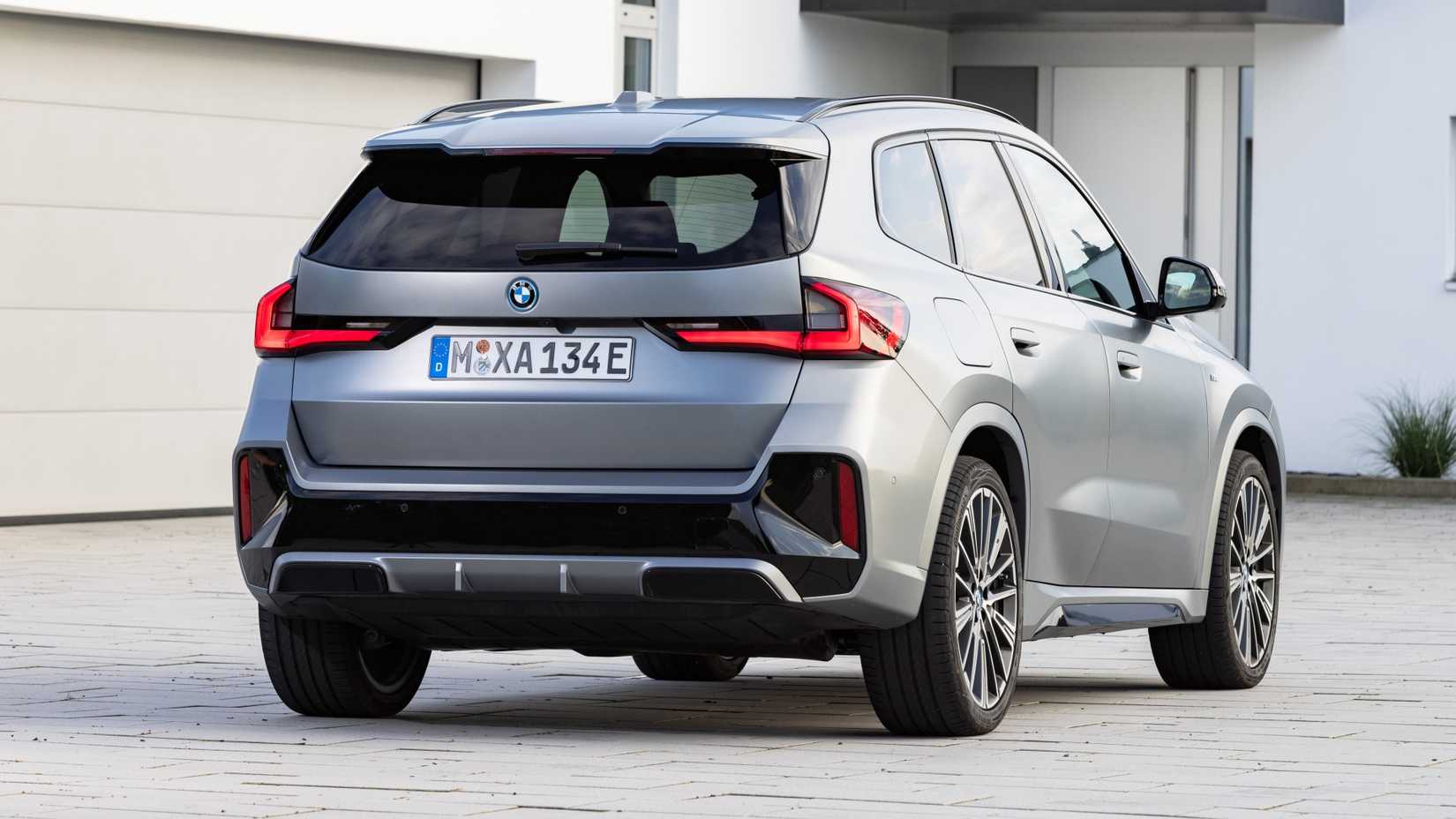 BMW iX1 xDrive30 rear-quarter