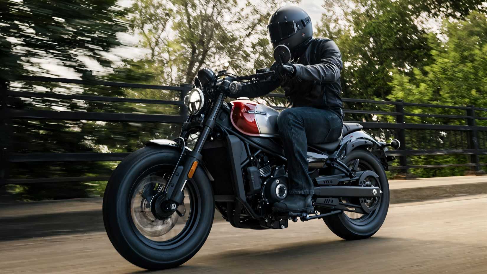 CFMoto 450CL-C na vista frontal do terceiro quarto da estrada