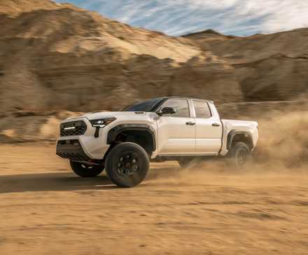 2025 Toyota Tacoma TRD Pro em branco dirigindo pelo deserto