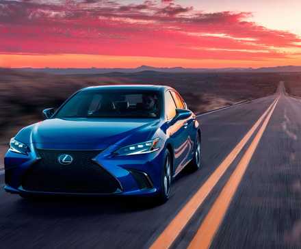 2025 Lexus ES em azul dirigindo em estrada deserta