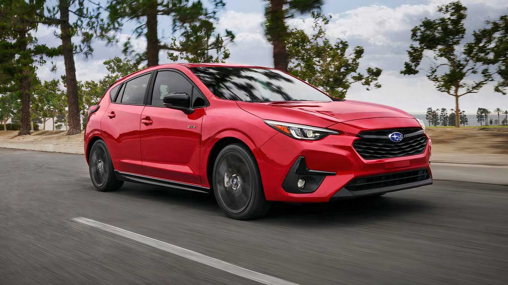 2026 Subaru Impreza RS em vermelho dirigindo na estrada