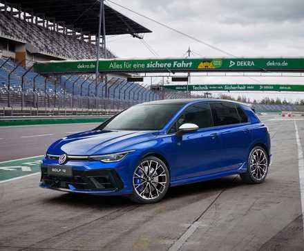 2025 Volkswagen Golf R em azul estacionado na pista de corrida