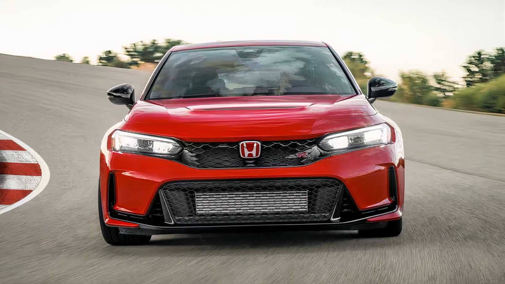 Foto frontal do Honda Civic Type R 2025 em vermelho dirigindo na pista de corrida