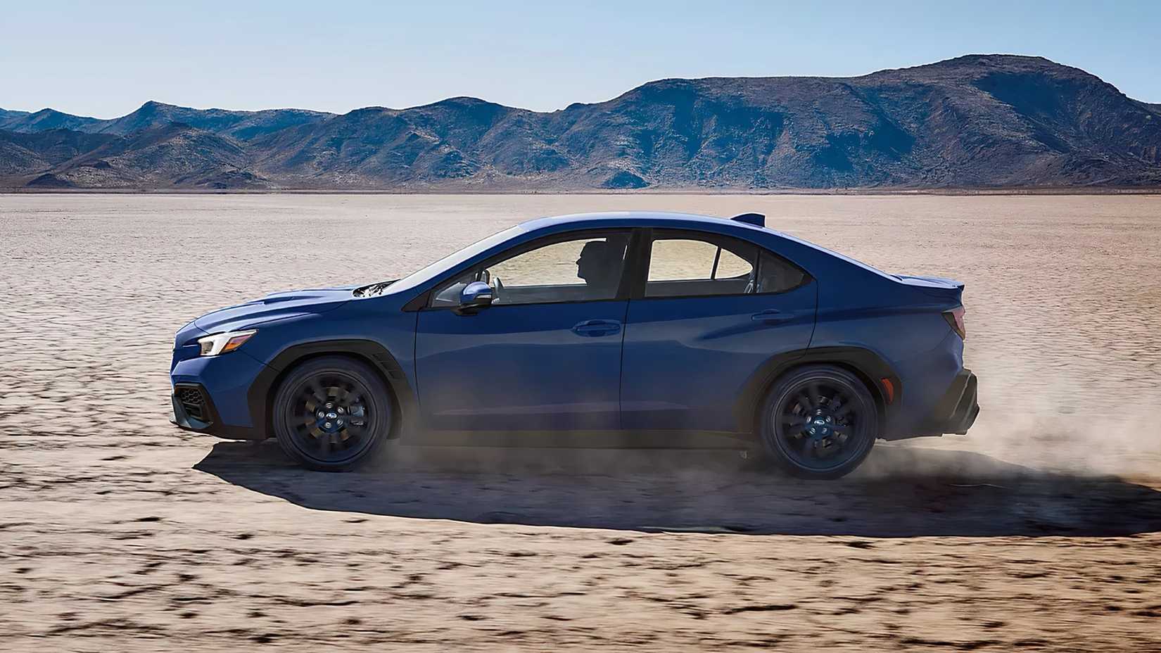 2025 Subaru WRX tS em azul dirigindo pelo deserto