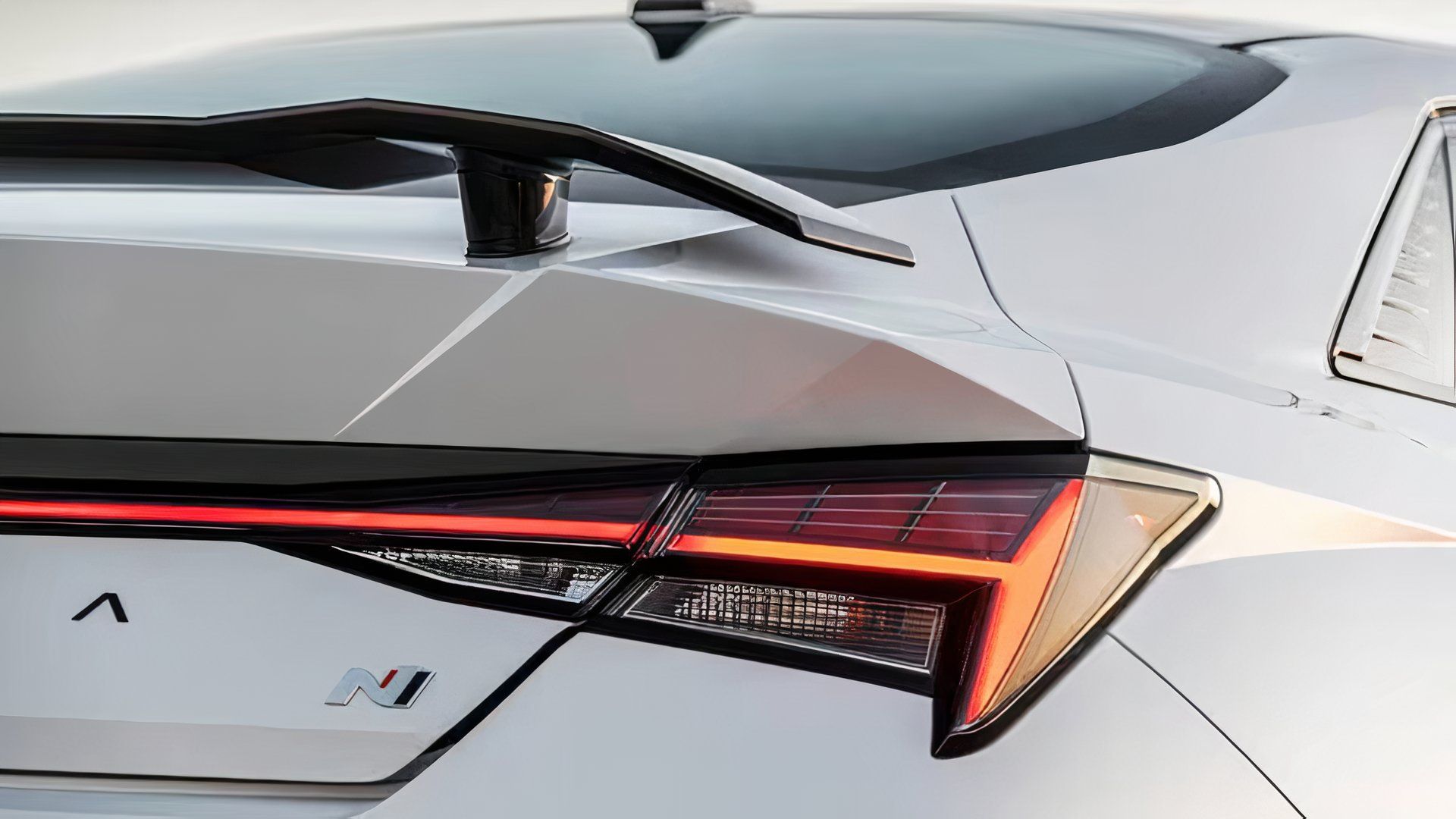 Spoiler traseiro e luz traseira do Hyundai Elantra N 2025