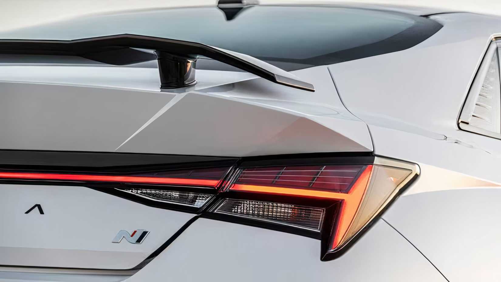 Spoiler traseiro e luz traseira do Hyundai Elantra N 2025