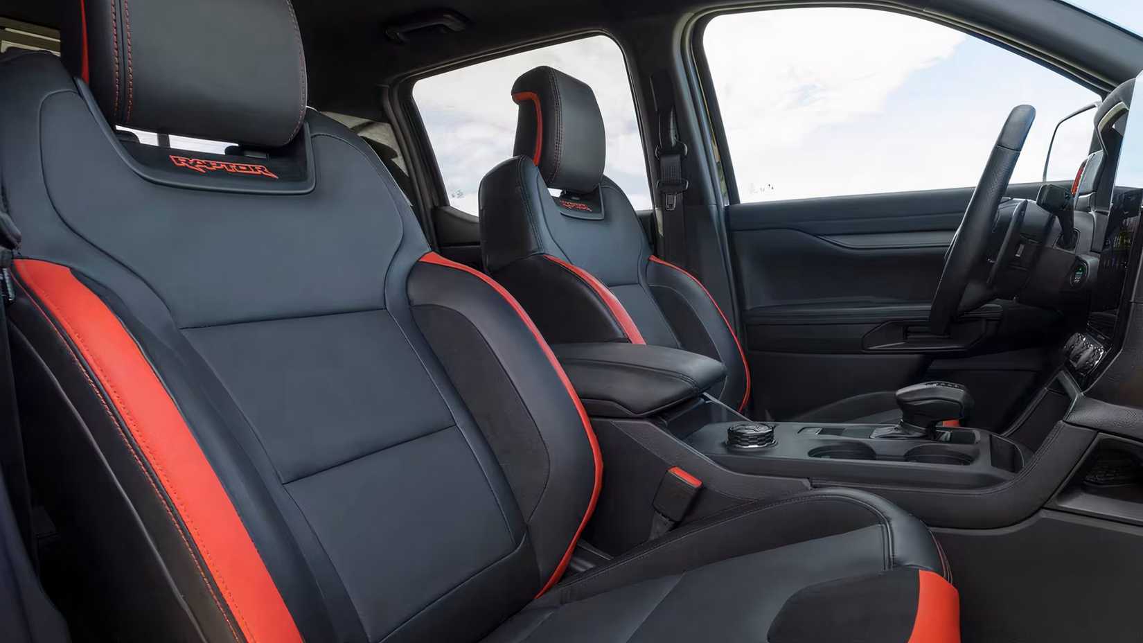 Interior do Ford Ranger Raptor 2025 mostrando a cabine dianteira