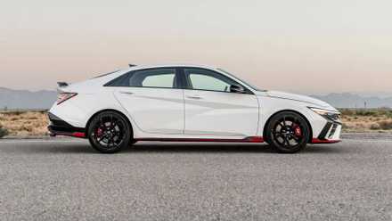 2025 Hyundai Elantra N em branco estacionado na estrada