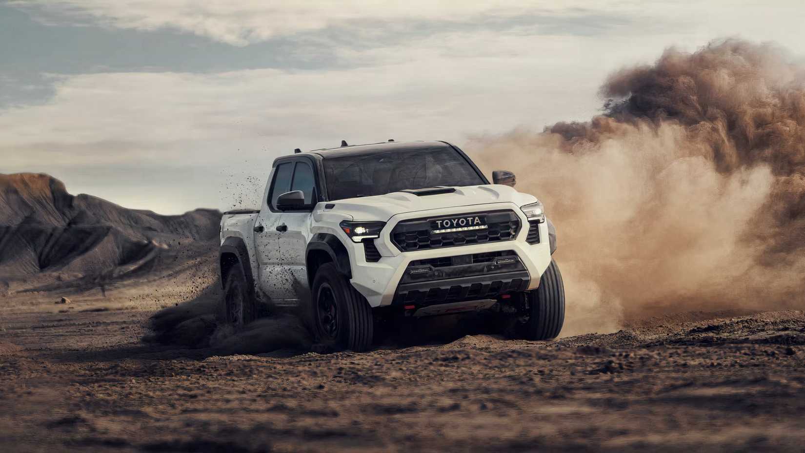 2025 Toyota Tacoma TRD Pro em branco dirigindo pelo deserto