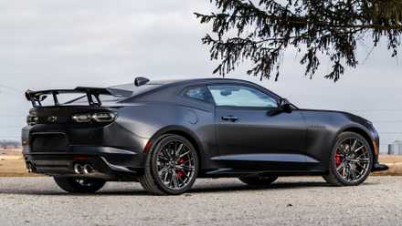 Vista traseira 3/4 do Chevrolet Camaro ZL1 Collector Edition 2024
