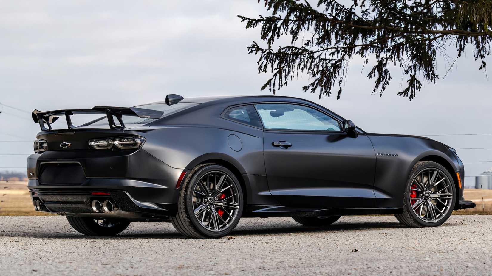 Vista traseira 3/4 do Chevrolet Camaro ZL1 Collector Edition 2024