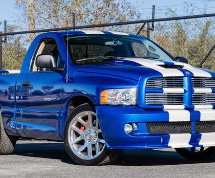 Vista frontal 3/4 do Dodge Ram SRT-10 2004