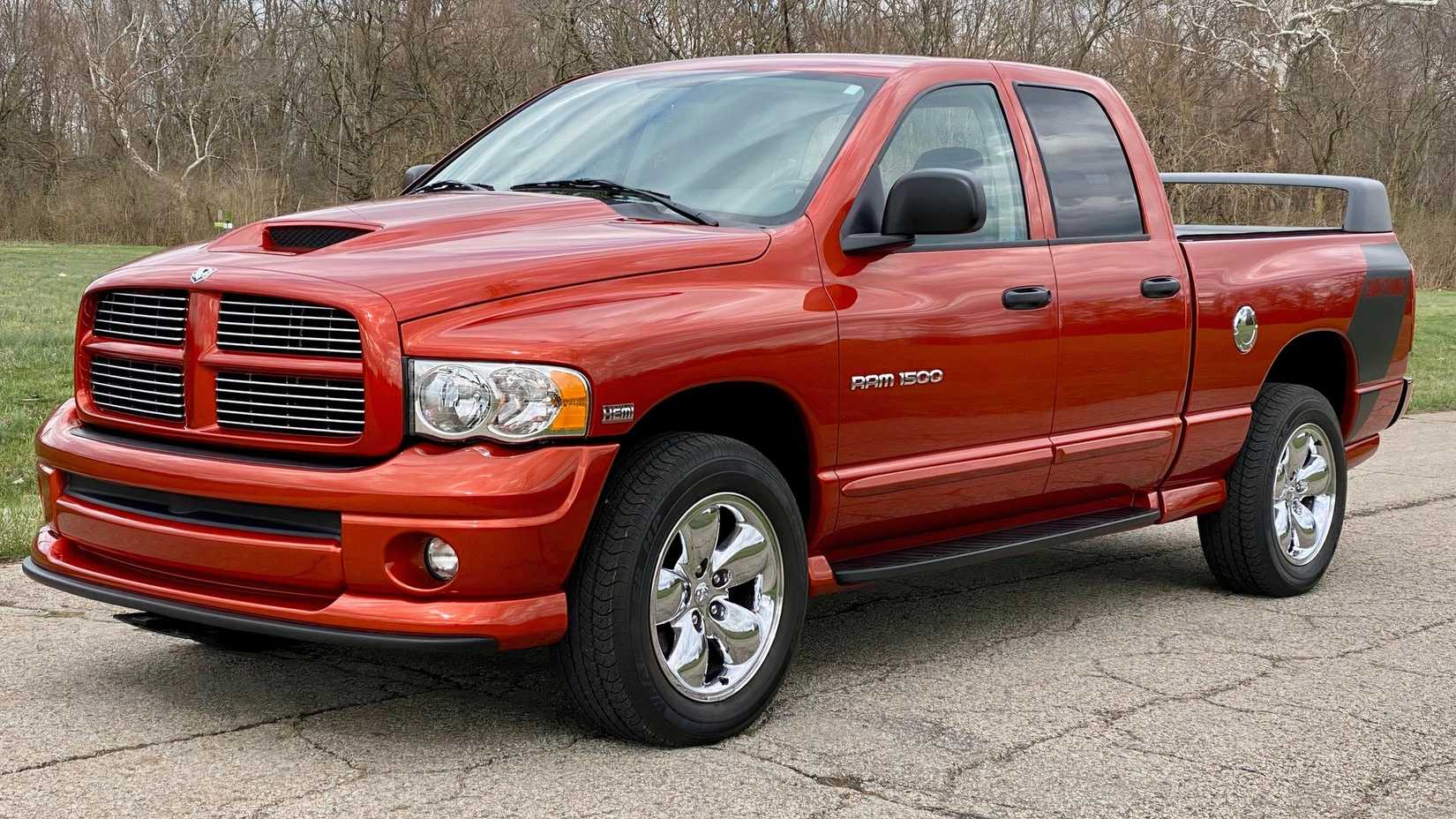 3/4 front view of 2005 Dodge Ram 1500 Daytona parked