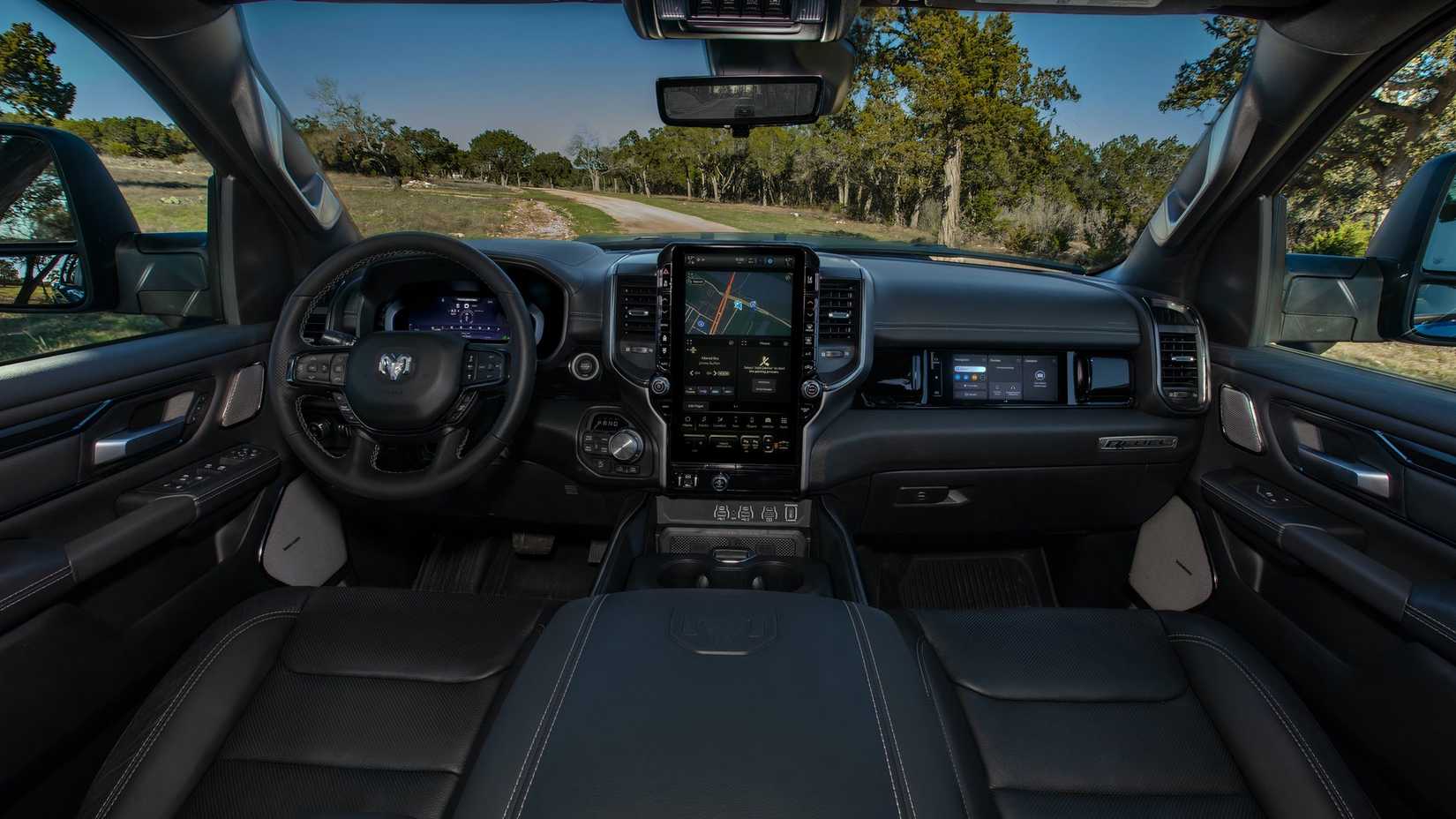 Interior da Ram 1500 Rebel 2025
