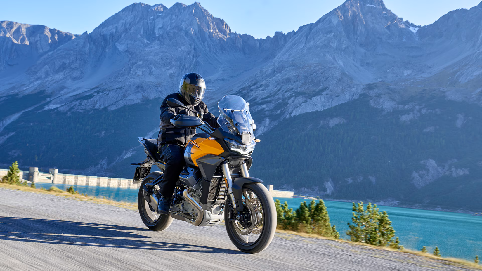 Foto de ação do quarto frontal da Moto Guzzi Stelvio 2025 