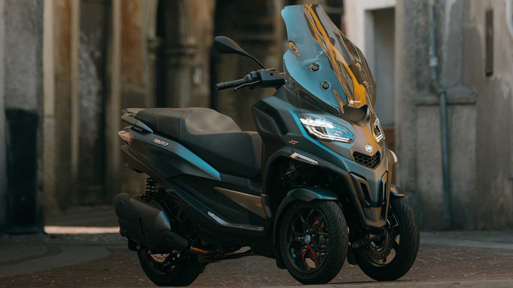 Piaggio MP3 530 HPE Exclusive front third quarter view
