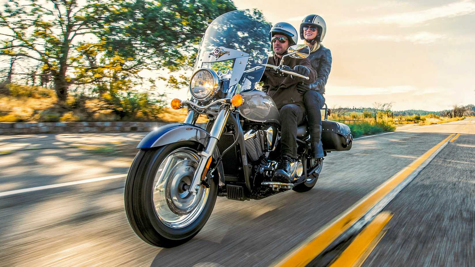 Piloto e passageiro em uma Kawasaki Vulcan 900 Classic LT 2025 em uma rodovia