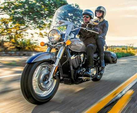 Piloto e passageiro em uma Kawasaki Vulcan 900 Classic LT 2025