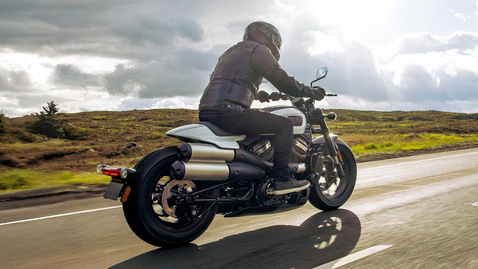 Piloto em uma Harley-Davidson Sportster S 2021