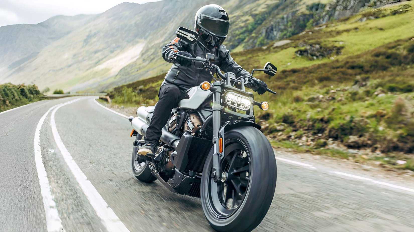 Piloto em uma Harley-Davidson Sportster S 2021