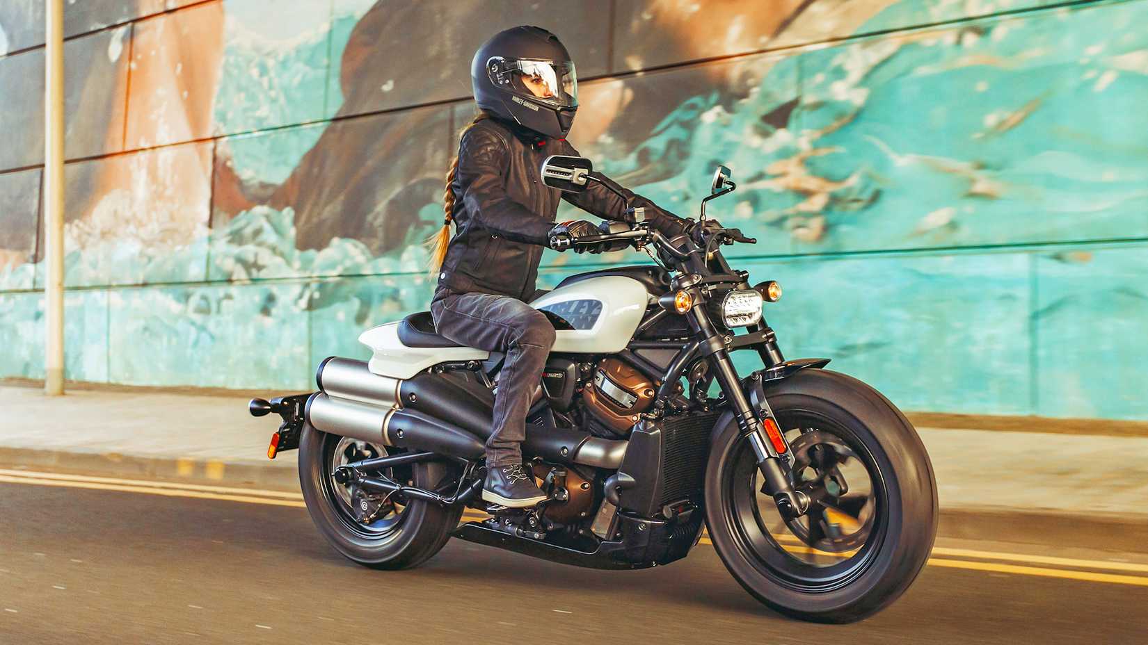 Piloto em uma foto de ação da Harley-Davidson Sportster S 2021