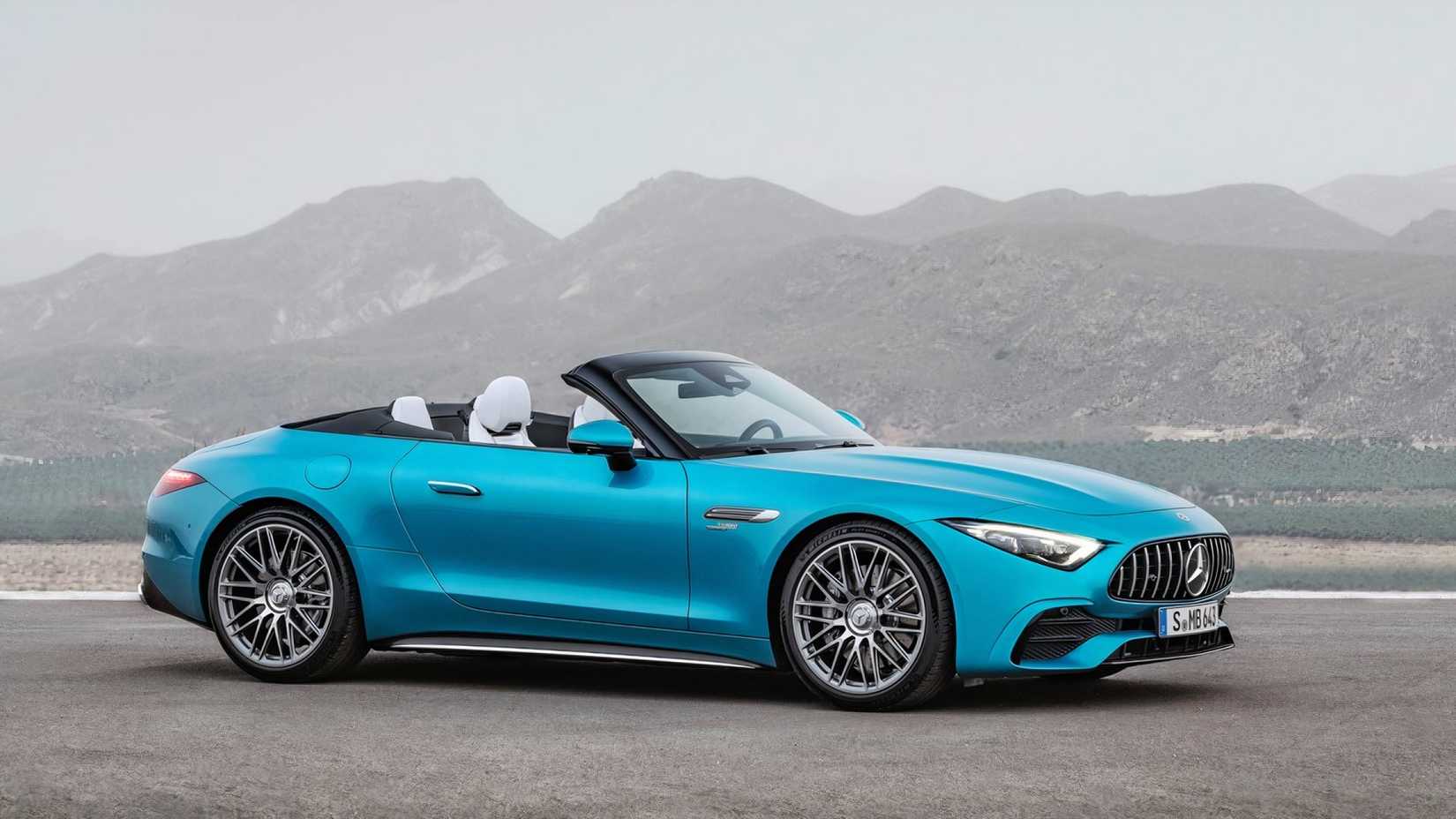 Mercedes-Benz SL 43 AMG (2023), side profile view