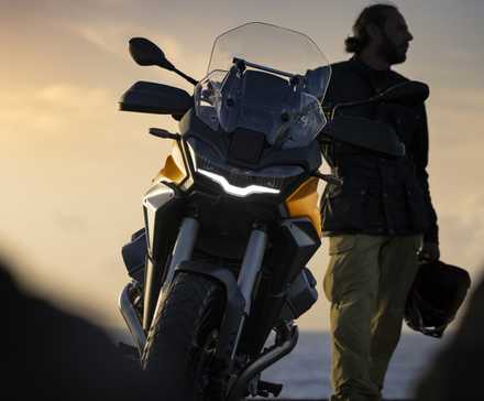 Moto Guzzi Stelvio com design nítido e exótico, vista frontal do painel