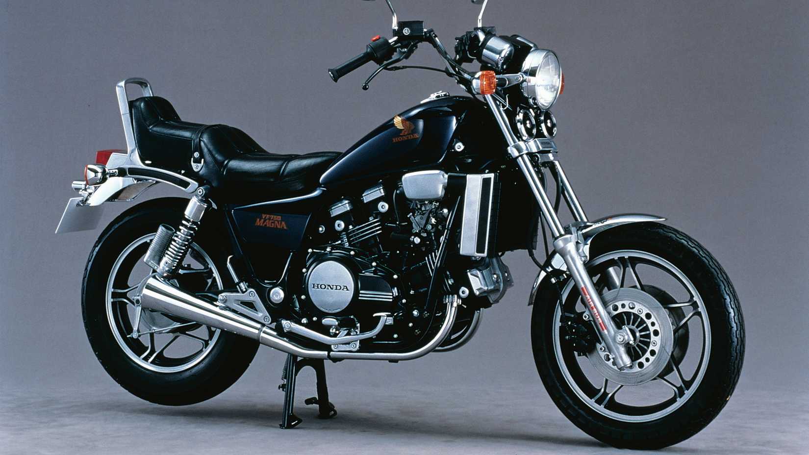 Imagem de estúdio da Honda V65 Magna 1983
