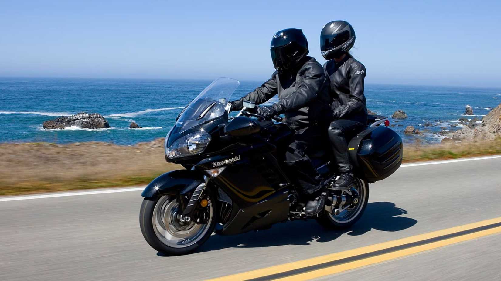 Kawasaki Concours 14 2008 com piloto e passageiro em uma estrada com vista para o oceano