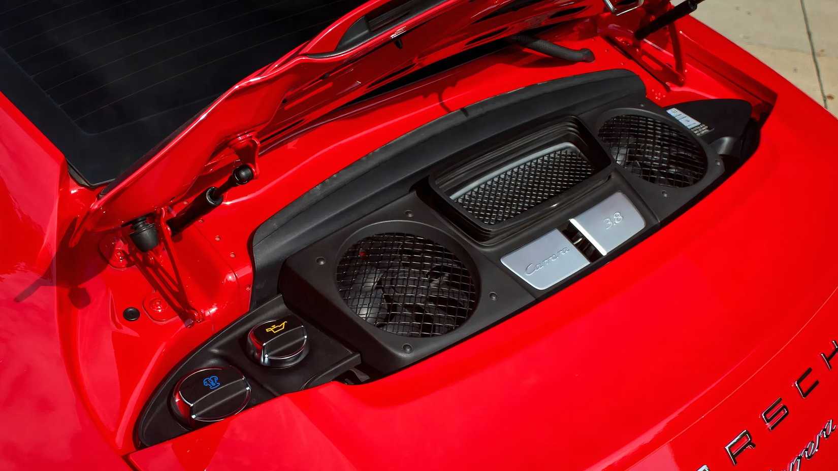 Foto da tampa do motor de um Porsche 911 Carrera S 2015