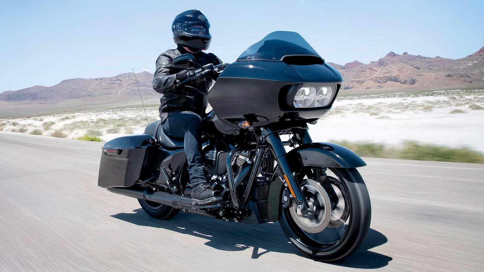 Piloto em uma Harley-Davidson Road Glide Special 2018