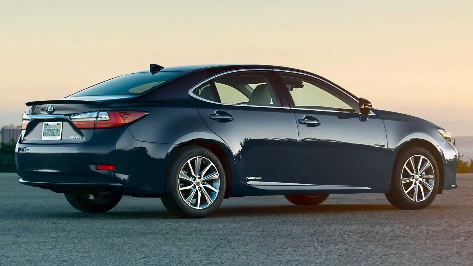 Rear three-quarters shot of a 2018 Lexus ES Hybrid