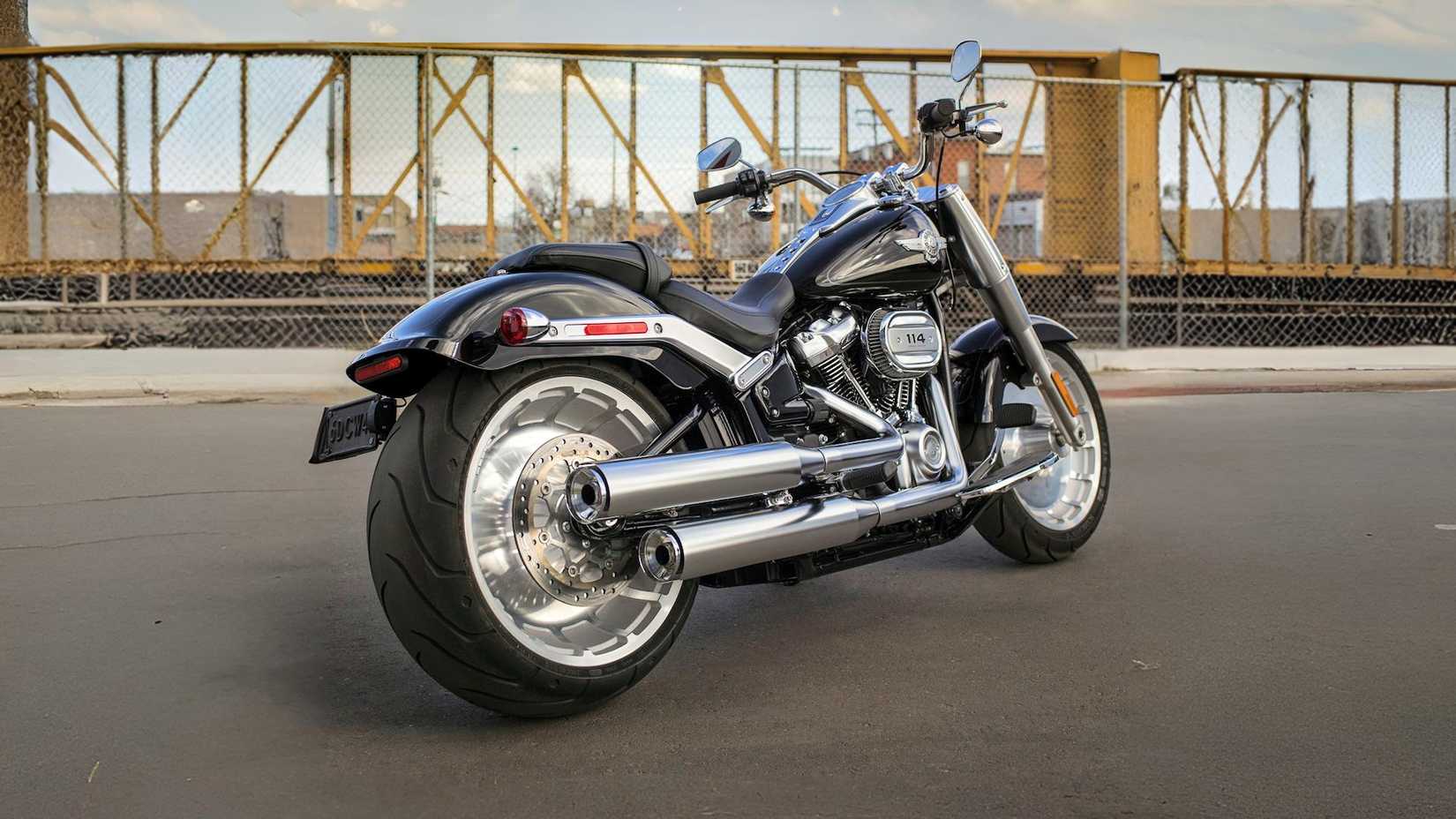 Foto estática do quarto traseiro traseiro da Harley-Davidson Fat Boy 2020