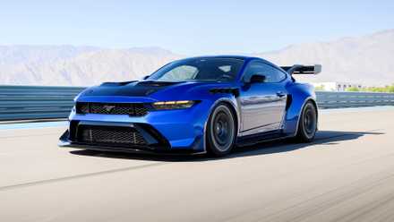 2025 Ford Mustang GTD em azul sendo dirigido
